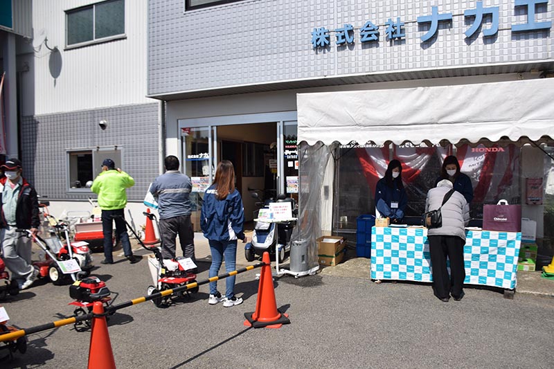 春の農機決算セール 受付で消毒