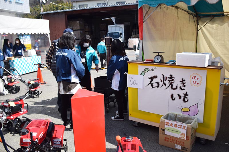 春の農機決算セール 薪ストーブで石焼き芋コーナー