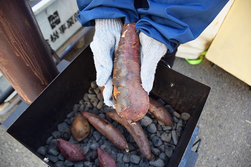 春の農機決算セール 出来たての焼き芋