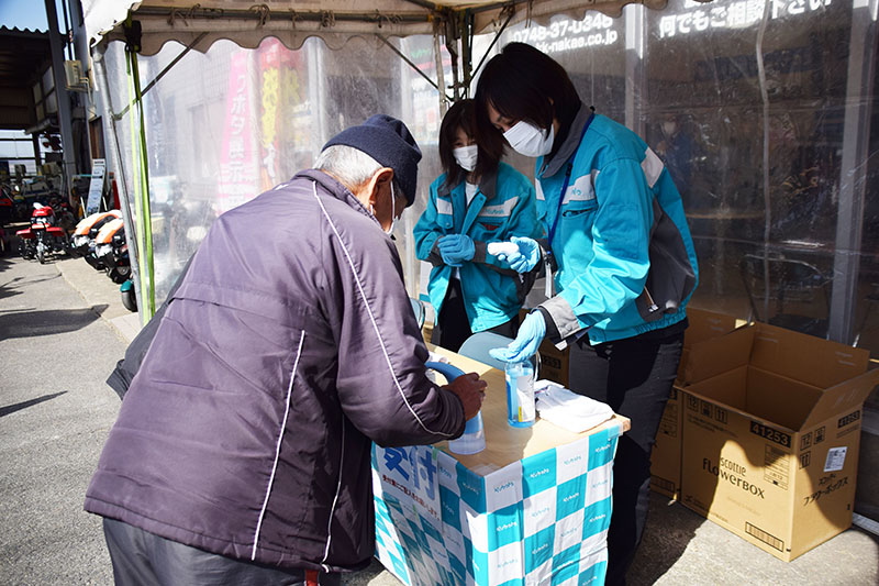 中古農機 決算セール 11 受付で手消毒と検温