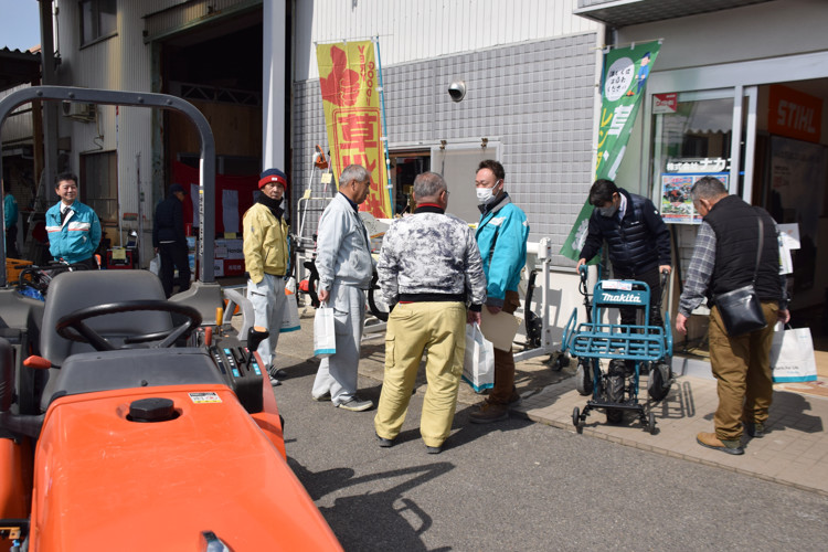 マキタのバッテリー式運搬車