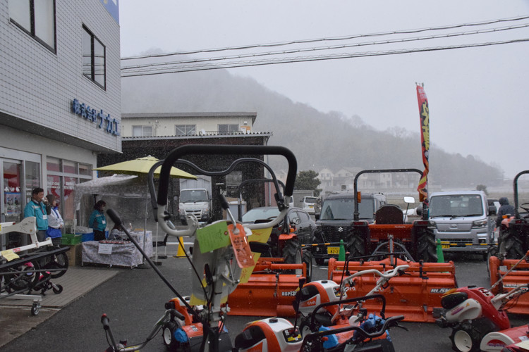 株式会社ナカエ 春の農機決算セール会場 雪降り