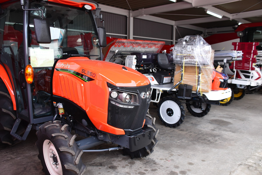 新品トラクターと田植機