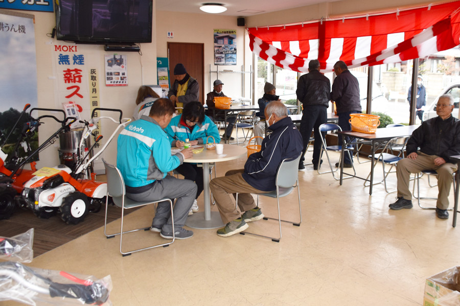 休憩所でお客様と商談中